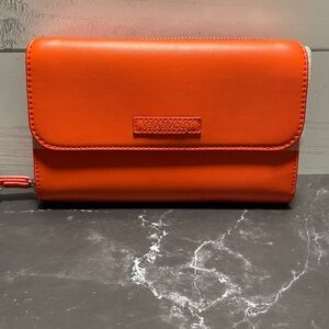 NWT Vera Bradley Ultimate wristlet in Orange 🍊